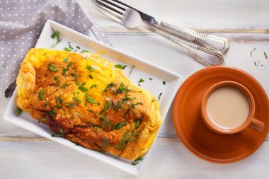 Rendelenmiş peynir omlet. Yumurta kahvaltı veya brunch için. Yukarıdan görüntülemek, top, yatay