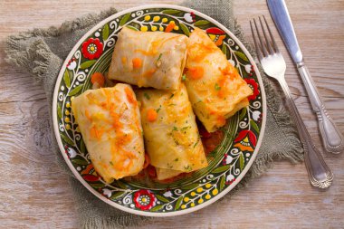 Lahana sığır eti, pirinç ve sebze ile alır. Etli lahana dolması bırakır. Dolma, sarma, sarmale, golubtsy veya golabki. Yukarıdan görüntülemek, top, yatay