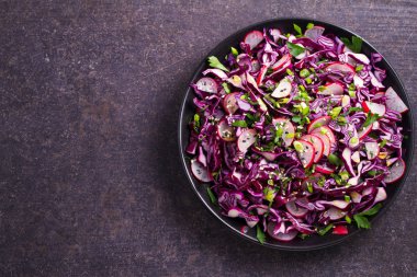 Kırmızı lahana, turp, soğan, maydanoz ve susam tohumu salata. Vejetaryen salata sağlıklı gıda kavramı. Yukarıdan görüntülemek, top, yatay