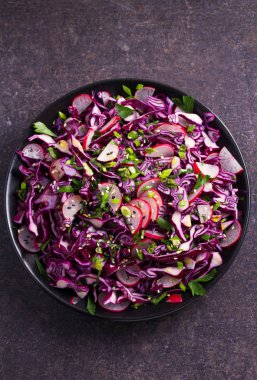 Kırmızı lahana, turp, soğan, maydanoz ve susam tohumu salata. Vejetaryen salata sağlıklı gıda kavramı. Yukarıdan görüntülemek, top, dikey