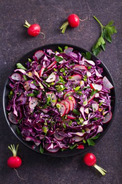 Kırmızı lahana, turp, soğan, maydanoz ve susam tohumu salata. Vejetaryen salata sağlıklı gıda kavramı. Yukarıdan görüntülemek, top, dikey