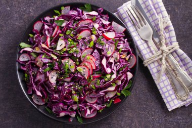 Kırmızı lahana, turp, soğan, maydanoz ve susam tohumu salata. Vejetaryen salata sağlıklı gıda kavramı. Yukarıdan görüntülemek, top, yatay