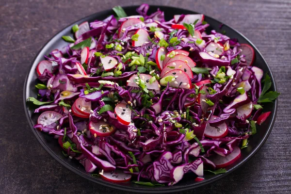 Col Roja Rábano Cebolla Primavera Perejil Ensalada Semillas Sésamo Ensalada — Foto de Stock