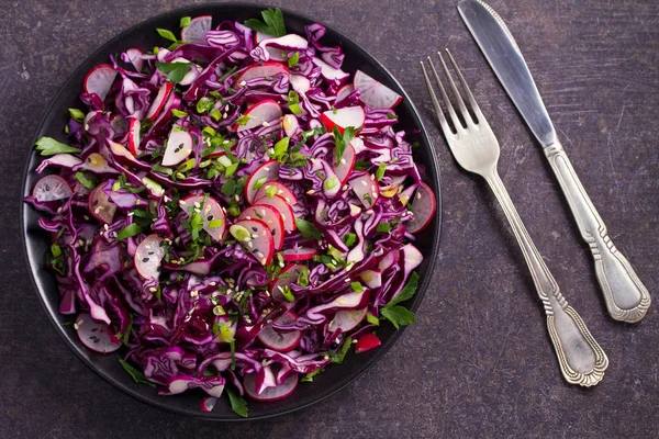 Repolho Roxo Rabanete Cebolinha Salsa Salada Sementes Gergelim Salada Vegetariana — Fotografia de Stock