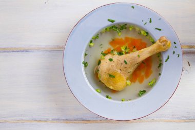 Tavuk suyu. Tavuk çorbası. Hisse senedi, bouillon. Sağlıklı ev yapımı yemekler, ülke stil. Yukarıdan görüntülemek, top, yatay