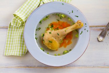 Tavuk suyu. Tavuk çorbası. Hisse senedi, bouillon. Sağlıklı ev yapımı yemekler, ülke stil. Yukarıdan görüntülemek, top, yatay