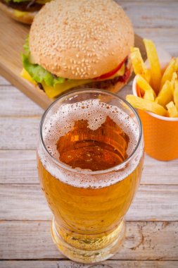 Bira ve ev yapımı hamburger ve patates kızartması