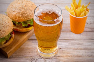 Bira ve ev yapımı hamburger ve patates kızartması
