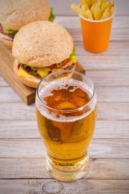Bira ve ev yapımı hamburger ve patates kızartması