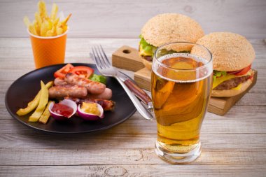 Bira ve ev yapımı hamburger ve patates kızartması