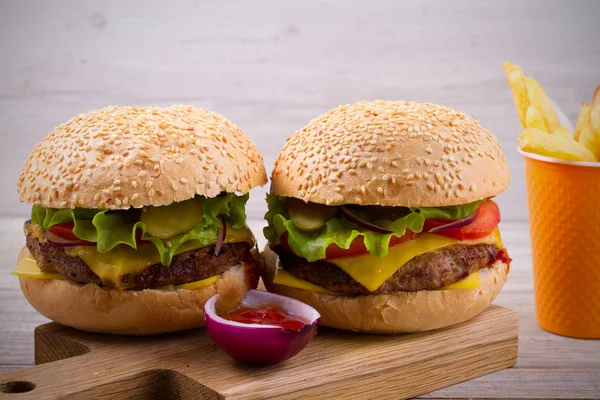 Hamburguesas Caseras Con Queso Papas Fritas Con Tomate — Foto de Stock