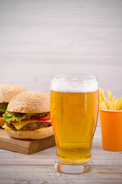 Cerveza Hamburguesas Papas Fritas Caseras — Foto de Stock