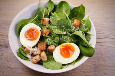 Lezzetli kahvaltı: kızarmış ekmek, ıspanak ve parmesan peyniri ile yumuşak haşlanmış yumurta. Sağlıklı kahvaltı yemek