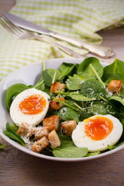 Lezzetli kahvaltı: kızarmış ekmek, ıspanak ve parmesan peyniri ile yumuşak haşlanmış yumurta. Sağlıklı kahvaltı yemek