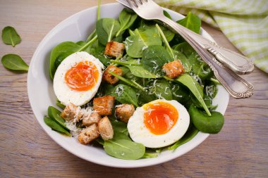 Lezzetli kahvaltı: kızarmış ekmek, ıspanak ve parmesan peyniri ile yumuşak haşlanmış yumurta. Sağlıklı kahvaltı yemek