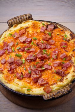 Cheddar fırında pişmiş pastırma ile patates püresi. Fırında kaşar patates güveç