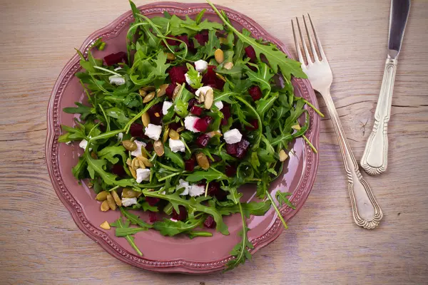 Raíz Remolacha Rúcula Ensalada Queso Feta Con Semillas Calabaza Ensalada —  Fotos de Stock