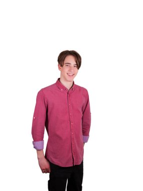 Yakışıklı genç çocuk kameraya bakıyor. Gülümseyen portresi. Mutlu genç adam, beyaz arka plan üzerinde izole