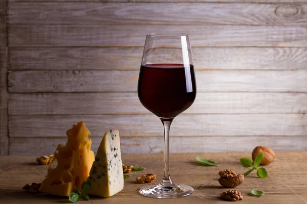 Κρασί Και Τυρί Ποτήρι Κρασιού Τυρί Καρύδια Και Βασιλικό Ξύλινο — Φωτογραφία Αρχείου
