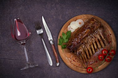 Balsamik sirke ve kahverengi şeker sos, bardak ve şişe şarap Kuzu Izgara raf. Sebze ile pirzola. Kırmızı şarap ve et