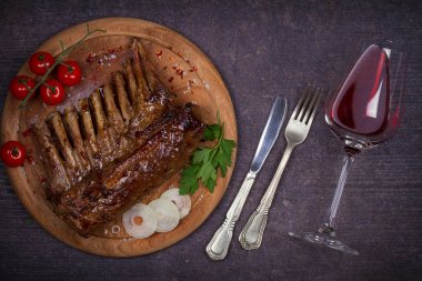 Balsamik sirke ve kahverengi şeker sos, bardak ve şişe şarap Kuzu Izgara raf. Sebze ile pirzola. Kırmızı şarap ve et