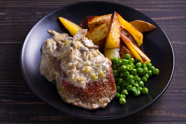 Beef Steak Mushroom Cream Sauce Potato Wedges Green Peas — Stock Photo, Image