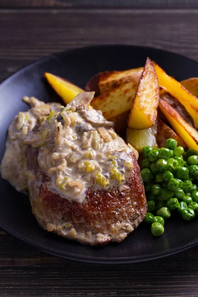 Hovězí Steak Houbovou Omáčkou Brambory Hráškem — Stock fotografie