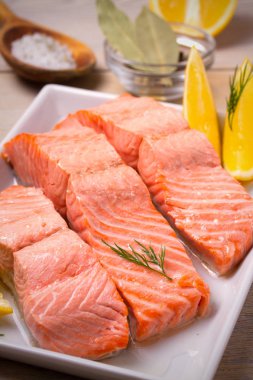 Somon Balık fileto beyaz tabakta biraz uzun tuttum. Temiz, sağlıklı beslenme ve diyet gıda kavramı