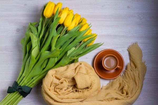 Букет Весенних Цветов Тюльпанов Кофе Белом Деревянном Фоне Вид Сверху — стоковое фото