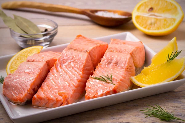 在白盘子上蒸鲑鱼鱼片 清洁饮食 健康饮食概念 — 图库照片