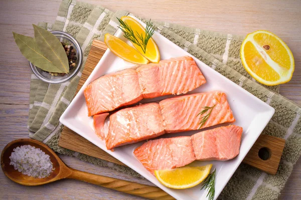 白い皿に鮭の切り身を蒸し きれいな健康的な食事とダイエット食品のコンセプト — ストック写真