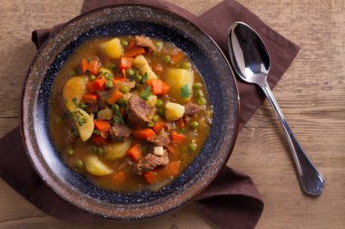 Geleneksel İrlandalı kuzu yahni. Besleyici lezzetli yemek, İrlanda popüler. Yukarıdan görüntülemek, top 