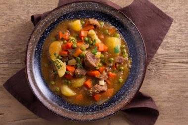 Geleneksel İrlandalı kuzu yahni. Besleyici lezzetli yemek, İrlanda popüler. Yukarıdan görüntülemek, top 