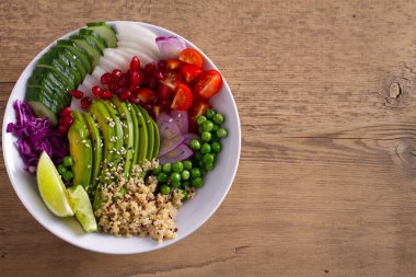 Yeme sağlıklı Detoks temiz. Vegan ve vejetaryen yemek kase. Quinoa, avokado, nar, domates, yeşil bezelye, turp ve kırmızı lahana salatası. Yukarıdan görüntülemek, top