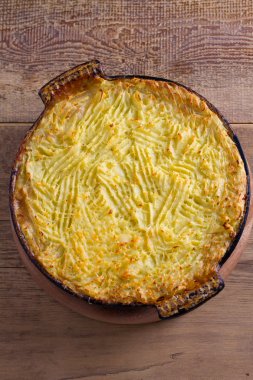 Çoban pasta - İrlanda popüler çanak. Sığır eti, patates püresi, peynir, havuç, soğan ve yeşil bezelye güveç pişirme çanağı içinde. Yukarıdan görüntülemek, top