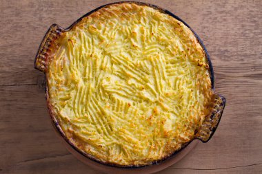 Çoban pasta - İrlanda popüler çanak. Sığır eti, patates püresi, peynir, havuç, soğan ve yeşil bezelye güveç pişirme çanağı içinde. Yukarıdan görüntülemek, top