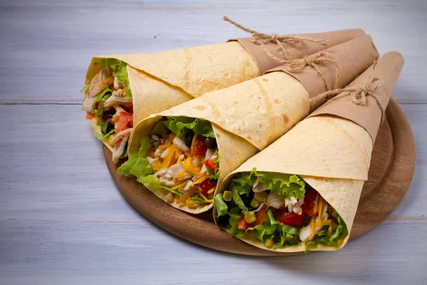 Embrulhos Frango Tortilla Burritos Sanduíches Rolos Torcidos Sobre Mesa Madeira — Fotografia de Stock