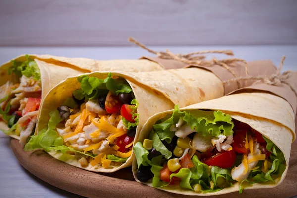 Kuřecí Zábaly Tortilla Burritos Sendviče Stočené Rohlíky Dřevěný Stůl — Stock fotografie