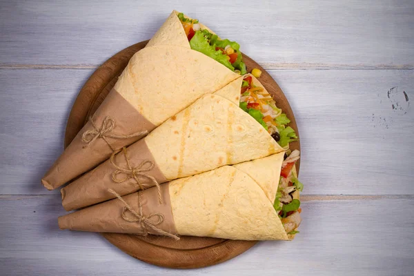 Envolturas Pollo Tortilla Burritos Sándwiches Rollos Retorcidos Sobre Mesa Madera — Foto de Stock