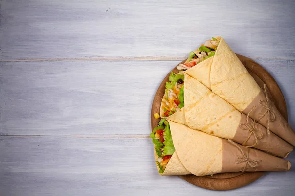 Tavuk Tamamladı Tortilla Burrito Bükülmüş Sandviç Alır Üzerinde Ahşap Masa — Stok fotoğraf