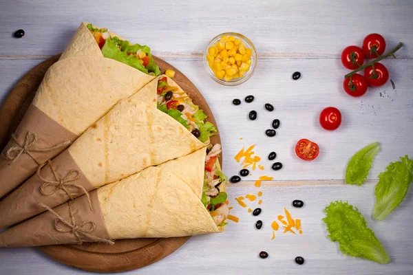 Envolturas Pollo Tortilla Burritos Sándwiches Rollos Retorcidos Sobre Mesa Madera —  Fotos de Stock