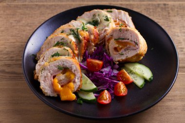 Tavuk Cordon Bleu. Jambon ve peynir ile tavuk göğsü sarar