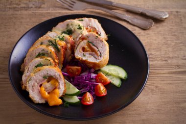 Tavuk Cordon Bleu. Jambon ve peynir ile tavuk göğsü sarar