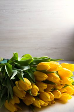 Buket bahar Lale Çiçek Beyaz ahşap zemin üzerinde. Sarı laleler. Metin için yer