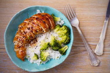 Glased tavuk göğsü, pirinç ve brokoli garnitür olarak. Balsamik sirke ve kahverengi şeker soslu tavuk