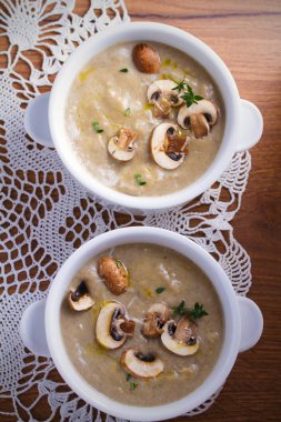 Kremalı mantar çorbası. Kekik ve parmesan peyniri ile mantar sebze çorbası. Yukarıda görmek, en iyi stüdyo vurdu
