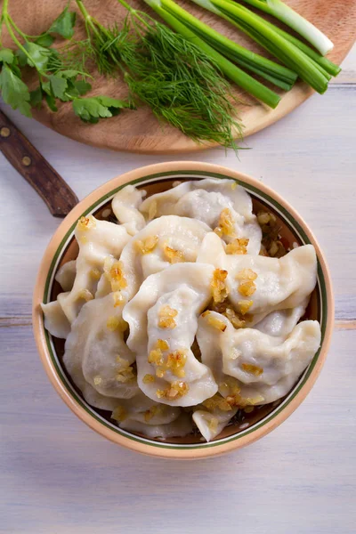 Teller Mit Pierogi Oder Varenyky Vareniki Knödel Gefüllt Mit Rindfleisch — Stockfoto