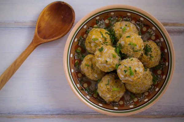 Schüssel Mit Frikadellen Mit Reis Und Gemüse Auf Weißem Holztisch — Stockfoto