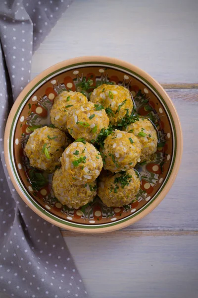 Bol Boulettes Viande Avec Riz Légumes Sur Table Bois Blanc — Photo