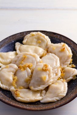 Plaka pierogi veya varenyky, vareniki, köfte, patates ile dolu. Pyrohy - köfte dolgulu